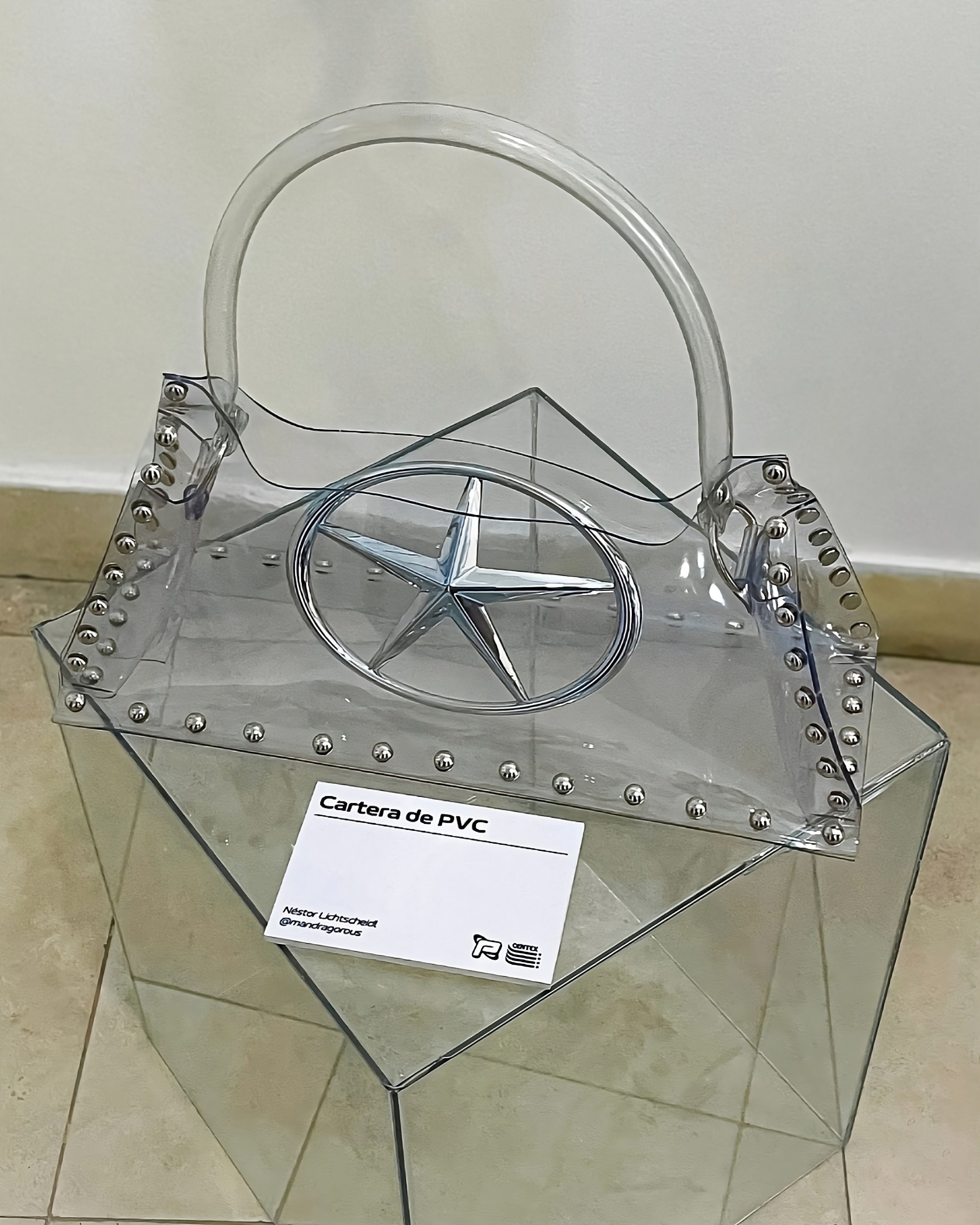 Bolso de PVC transparente.