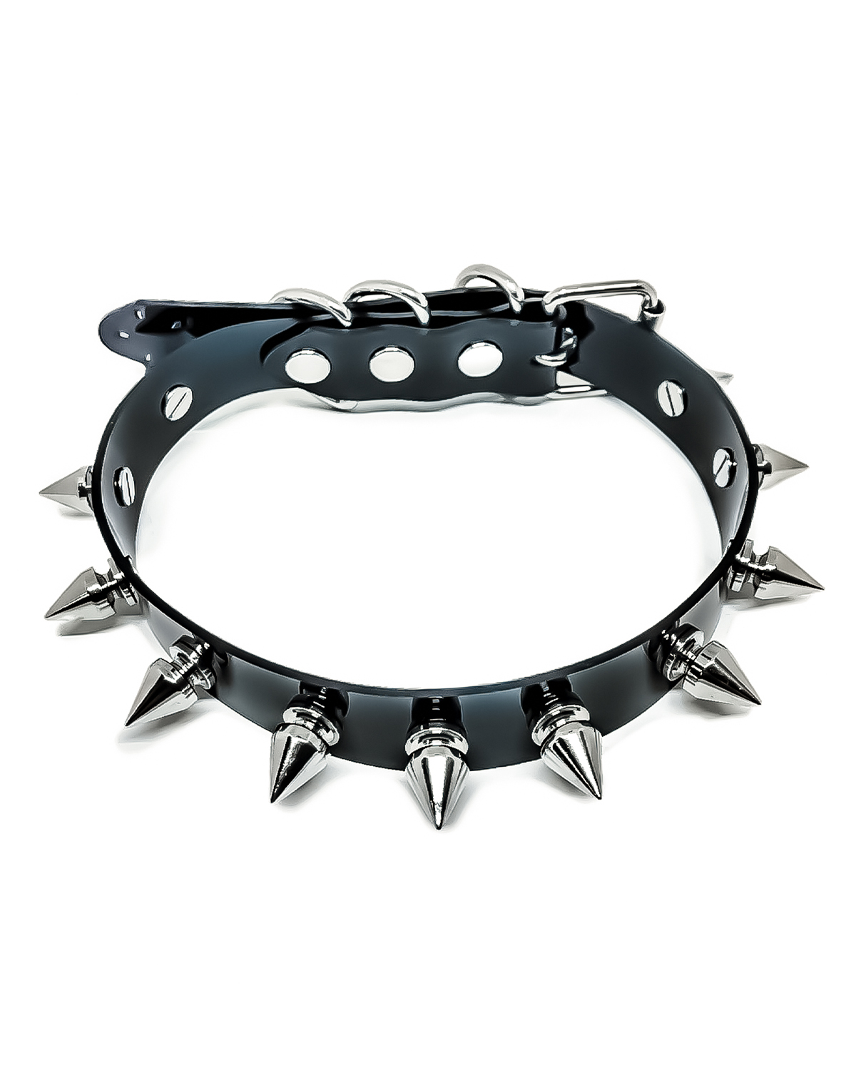 Choker de PVC negro con puntas de metal.