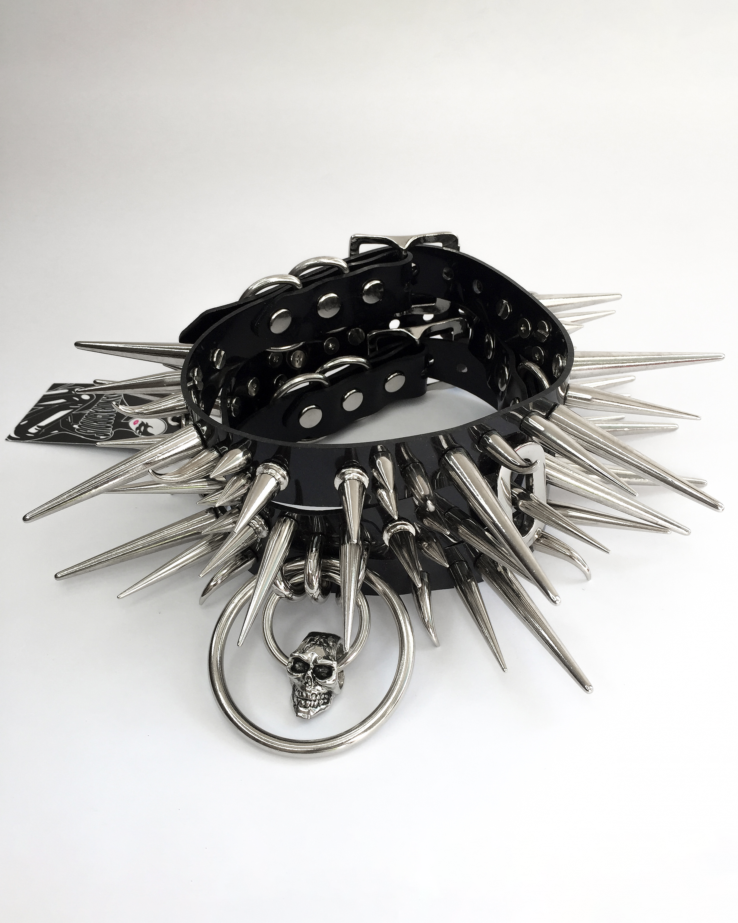 Choker de postura con muchas puntas metalicas.
