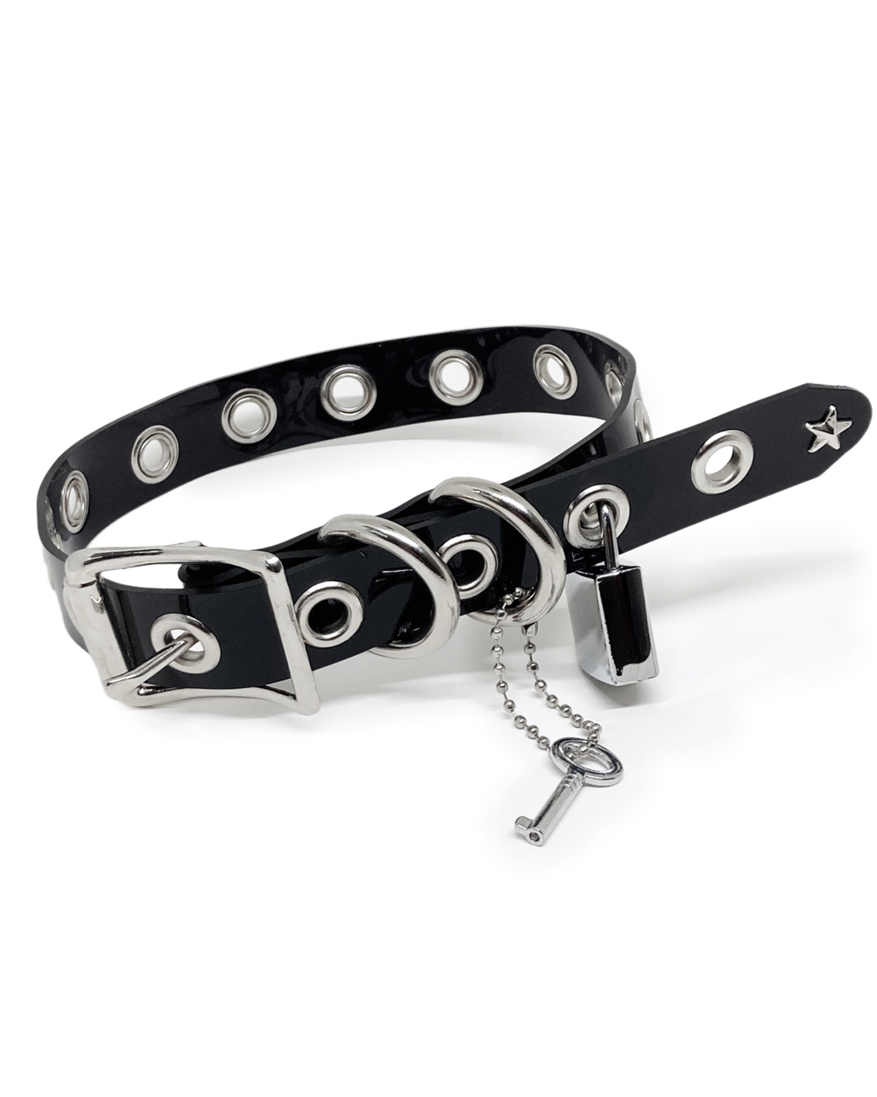 Choker hecho de PVC negro con candado y llave.
