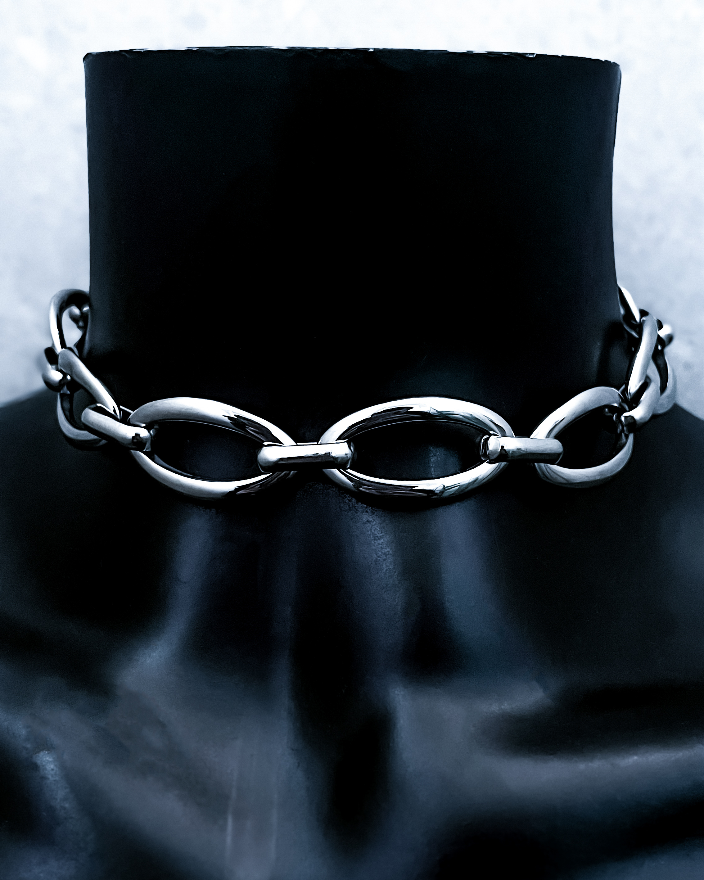 Choker de argollas metalicas plateadas.