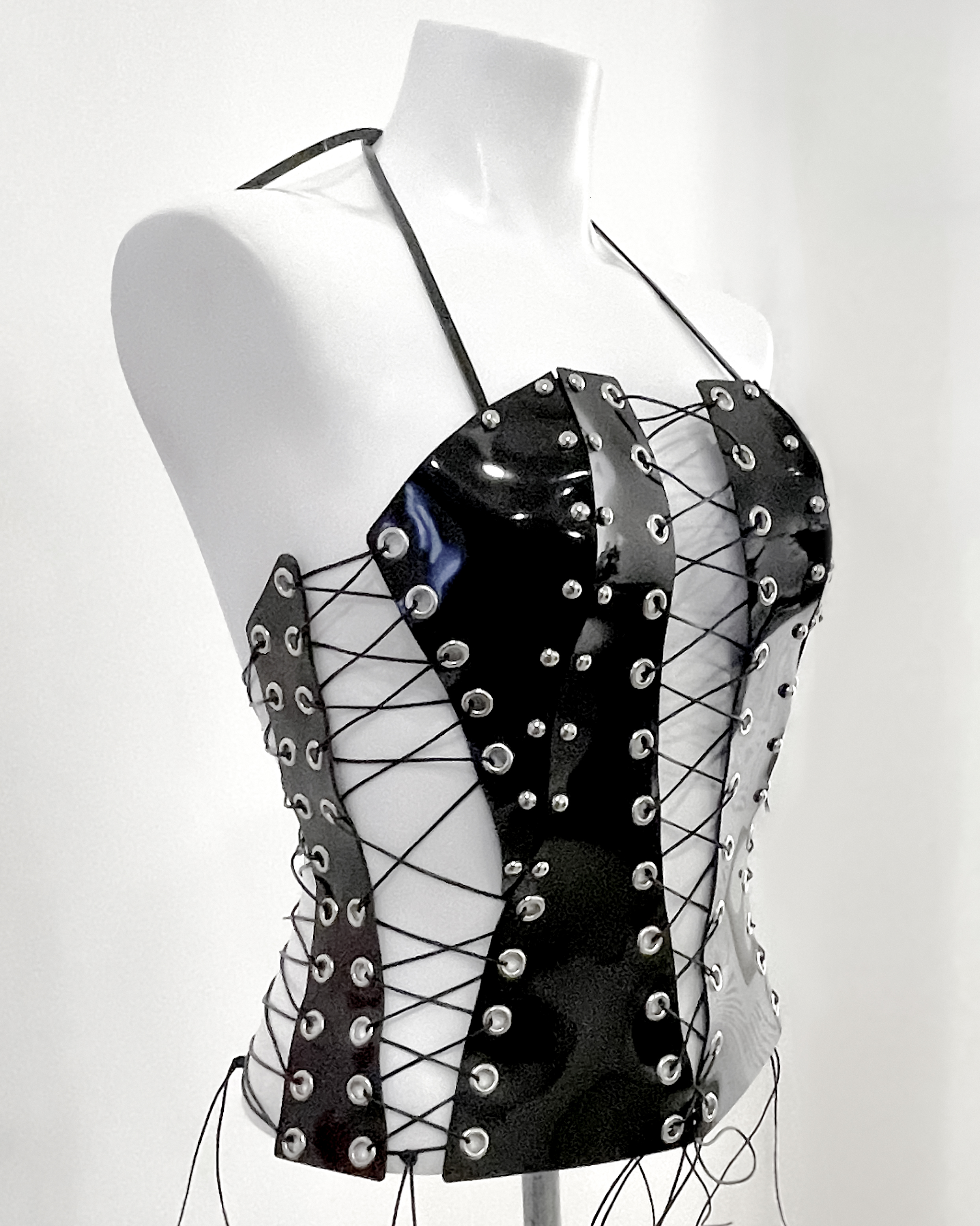 Bustier de PVC negro con remaches y tiras.