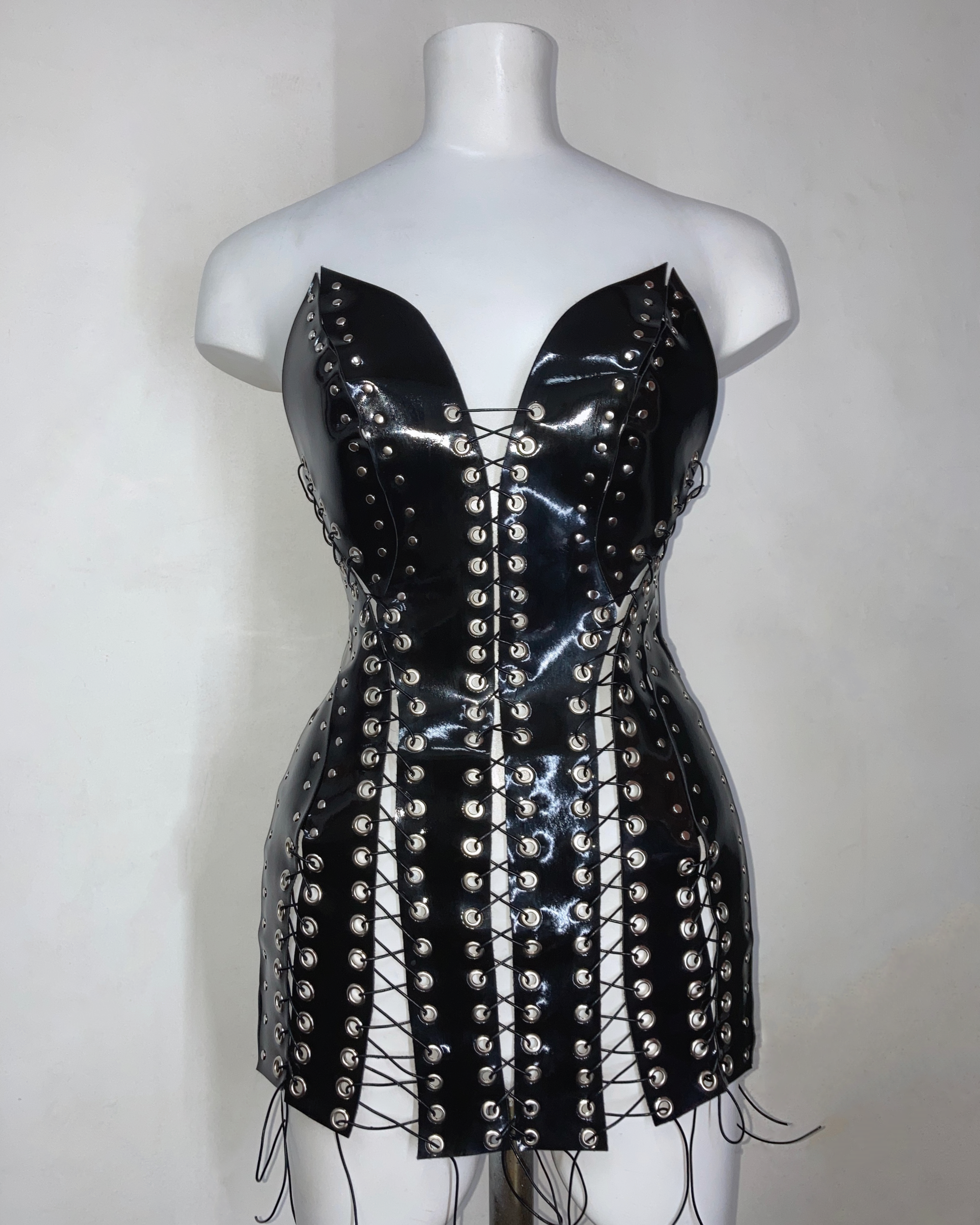 Vestido de PVC con ojetillos.